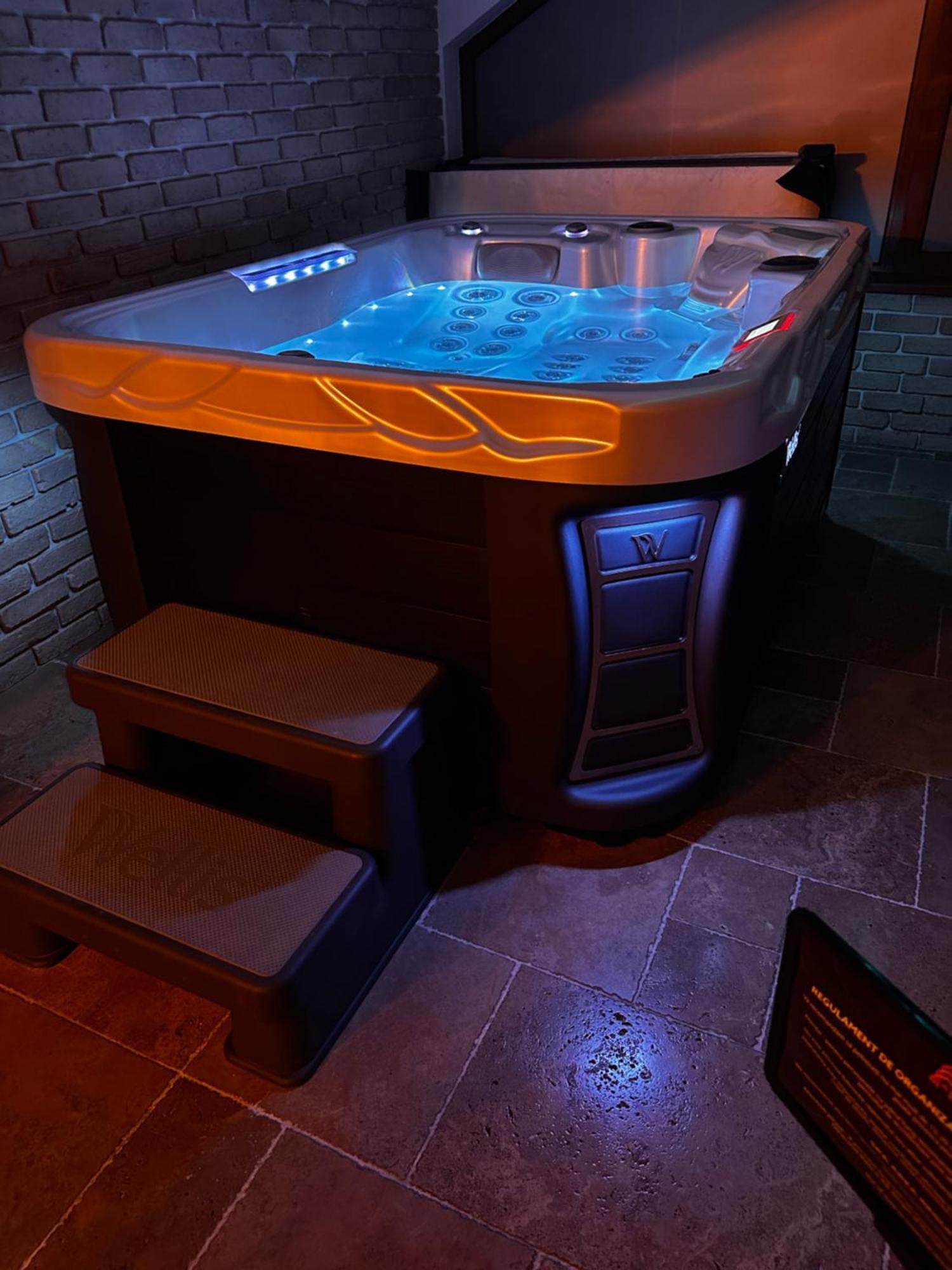 The Residence Central Jacuzzi Boutique  Cluj-Napoca Extérieur photo