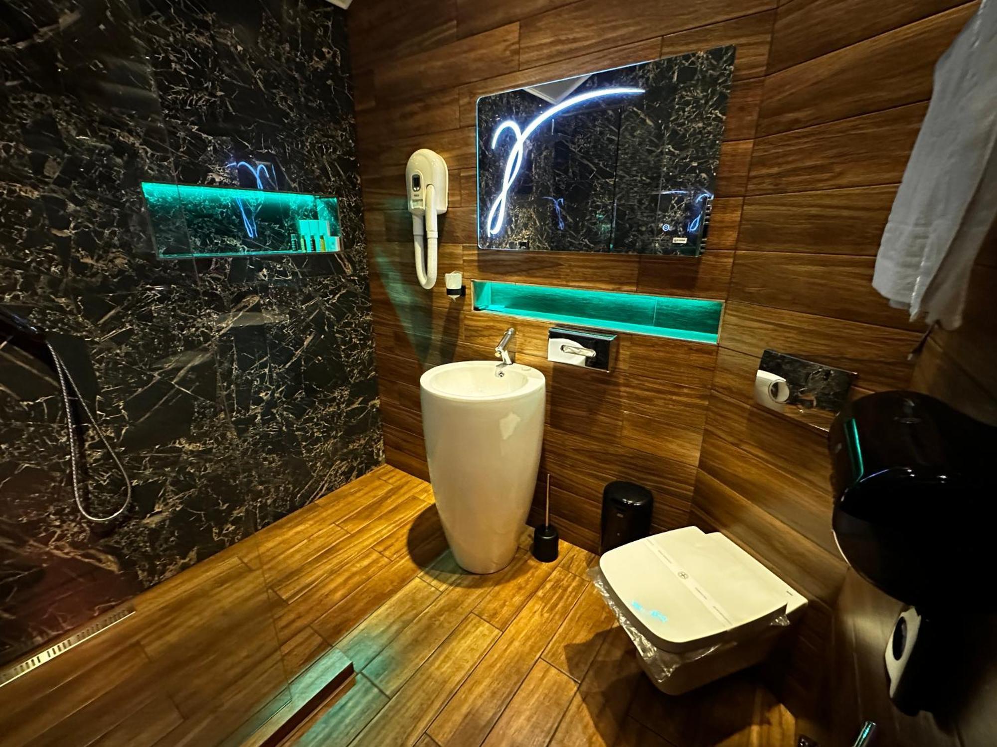 The Residence Central Jacuzzi Boutique  Cluj-Napoca Extérieur photo