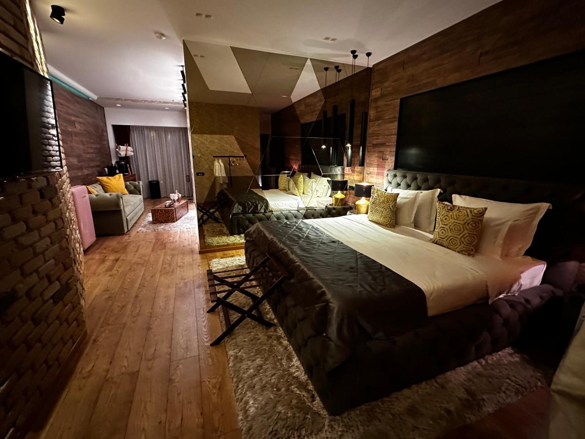 The Residence Central Jacuzzi Boutique  Cluj-Napoca Extérieur photo